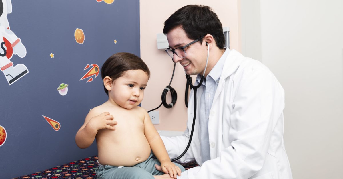 medium-shot-doctor-with-stethoscope